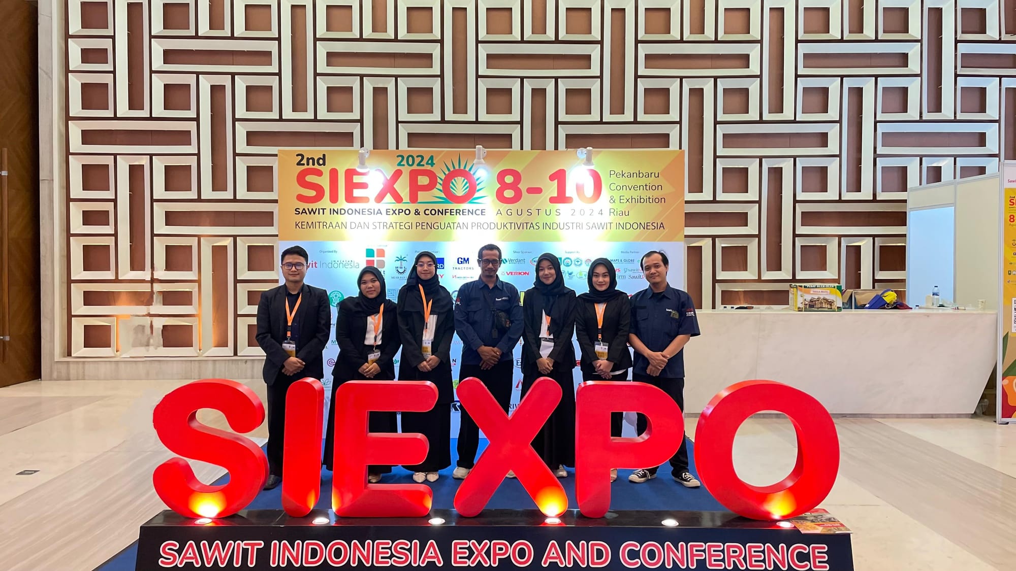 Tim registrasi dari panitia SIEXPO sedang foto bersama